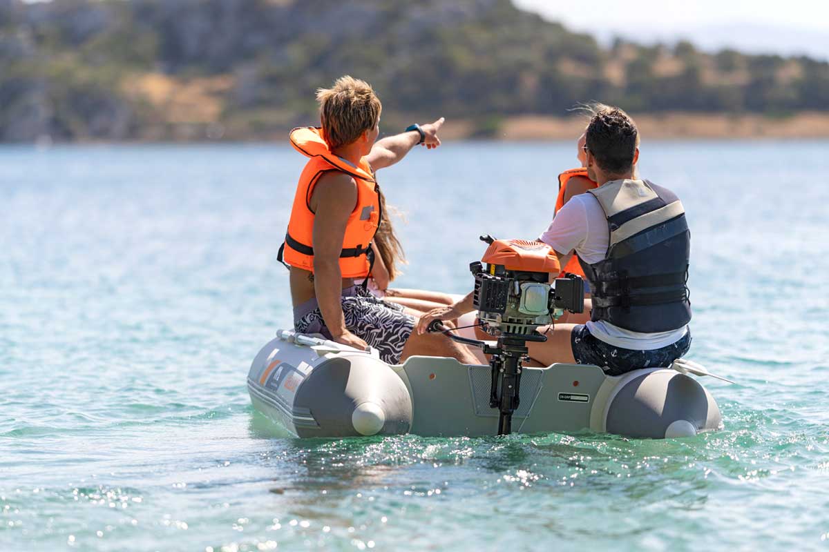 thuyen-bom-hoi-aqua-marina-a-deluxe-lifestyle-1 Aqua Marina A-DELUXE Inflatable Speed Boat Lifestyle